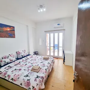https://citycenter-rooms-next-to-the-beach.larnacahotels.org